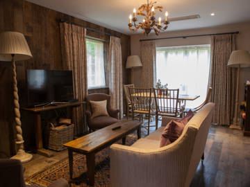 pig lodge 1.jpg