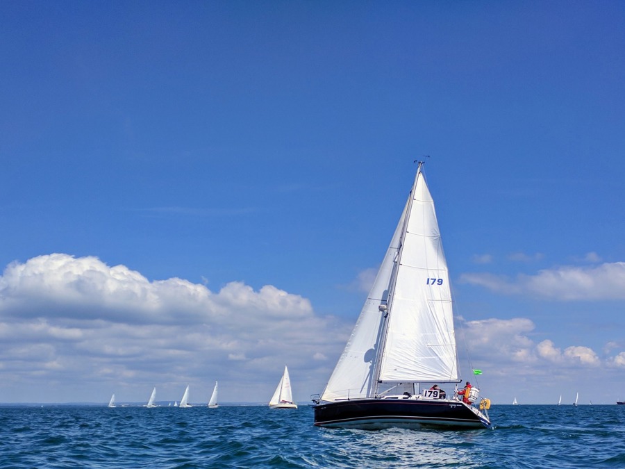 sailing-3521338_1920