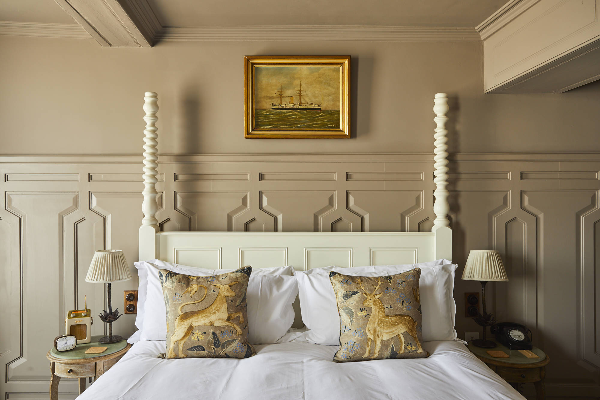 THE PIG-in the wall cosy rooms